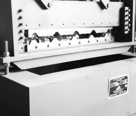 Trapezoidal roof panel roll forming machine