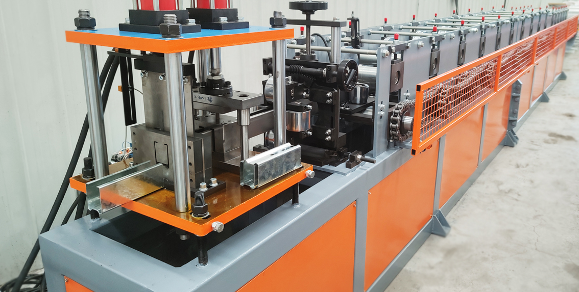 Roll forming machine with Turkey Straightening Head