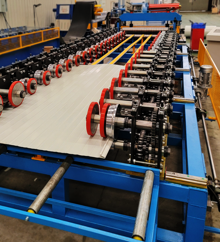 width adjustable roll forming machine