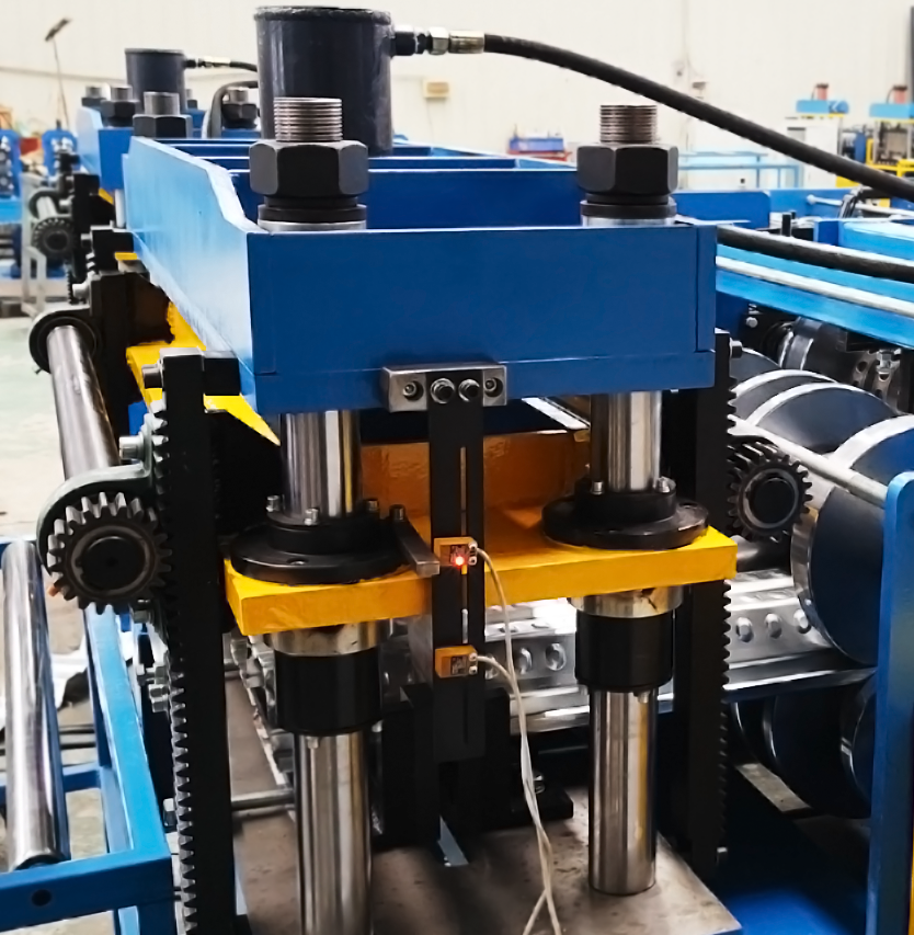 Floor deck roll forming machine